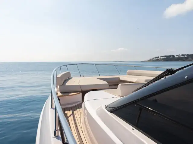 Ferretti Yachts 670