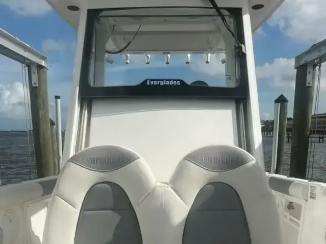 Everglades Boats 255 CC