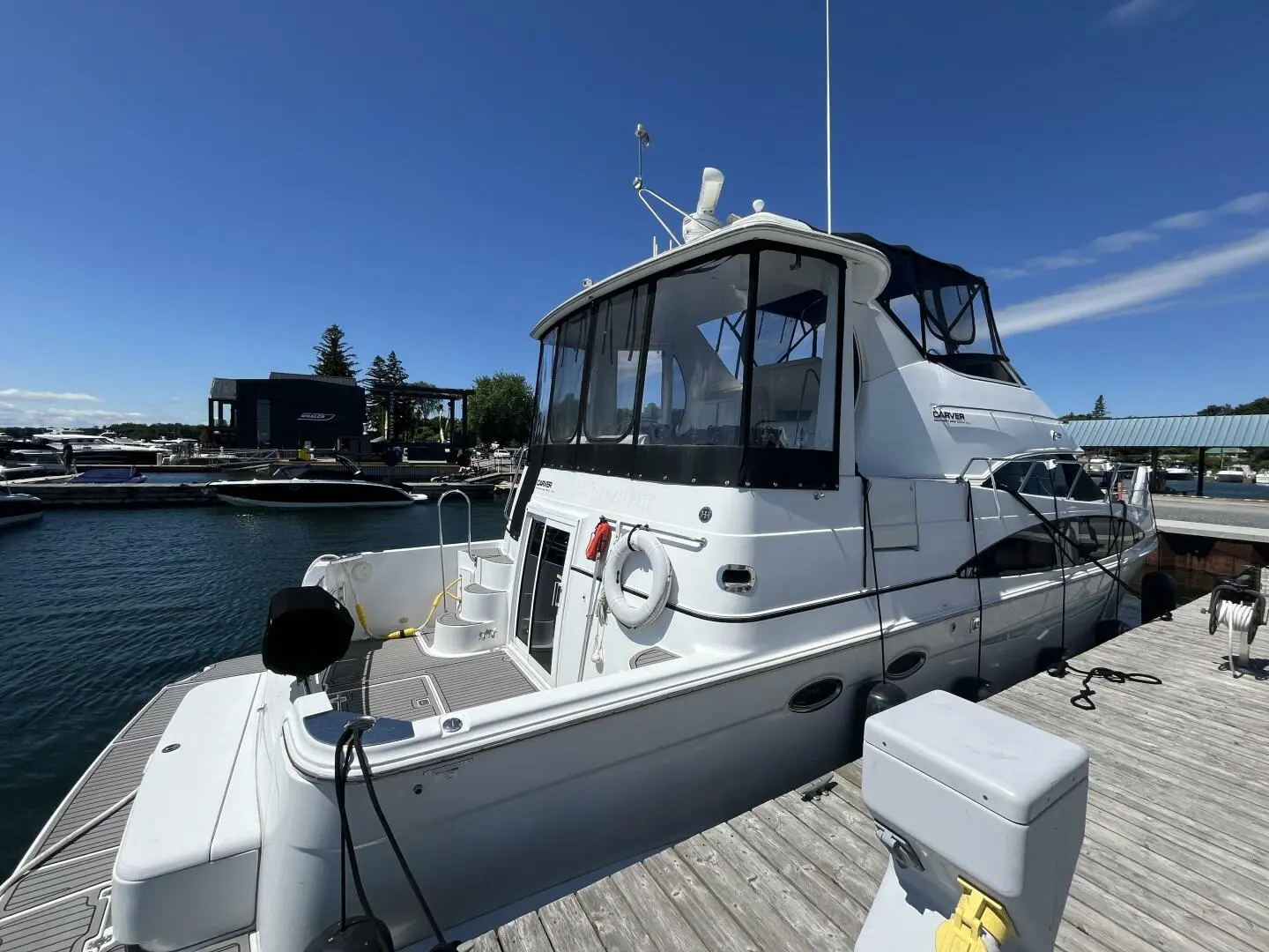 2001 Carver 444 cockpit motor yacht