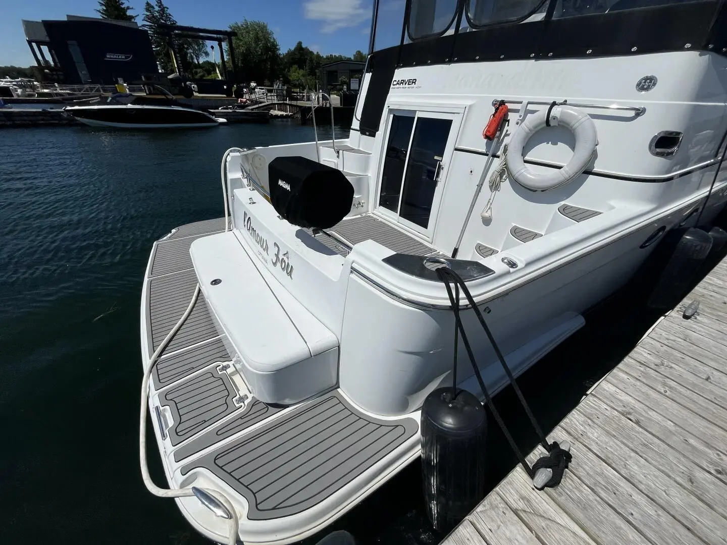 2001 Carver 444 cockpit motor yacht