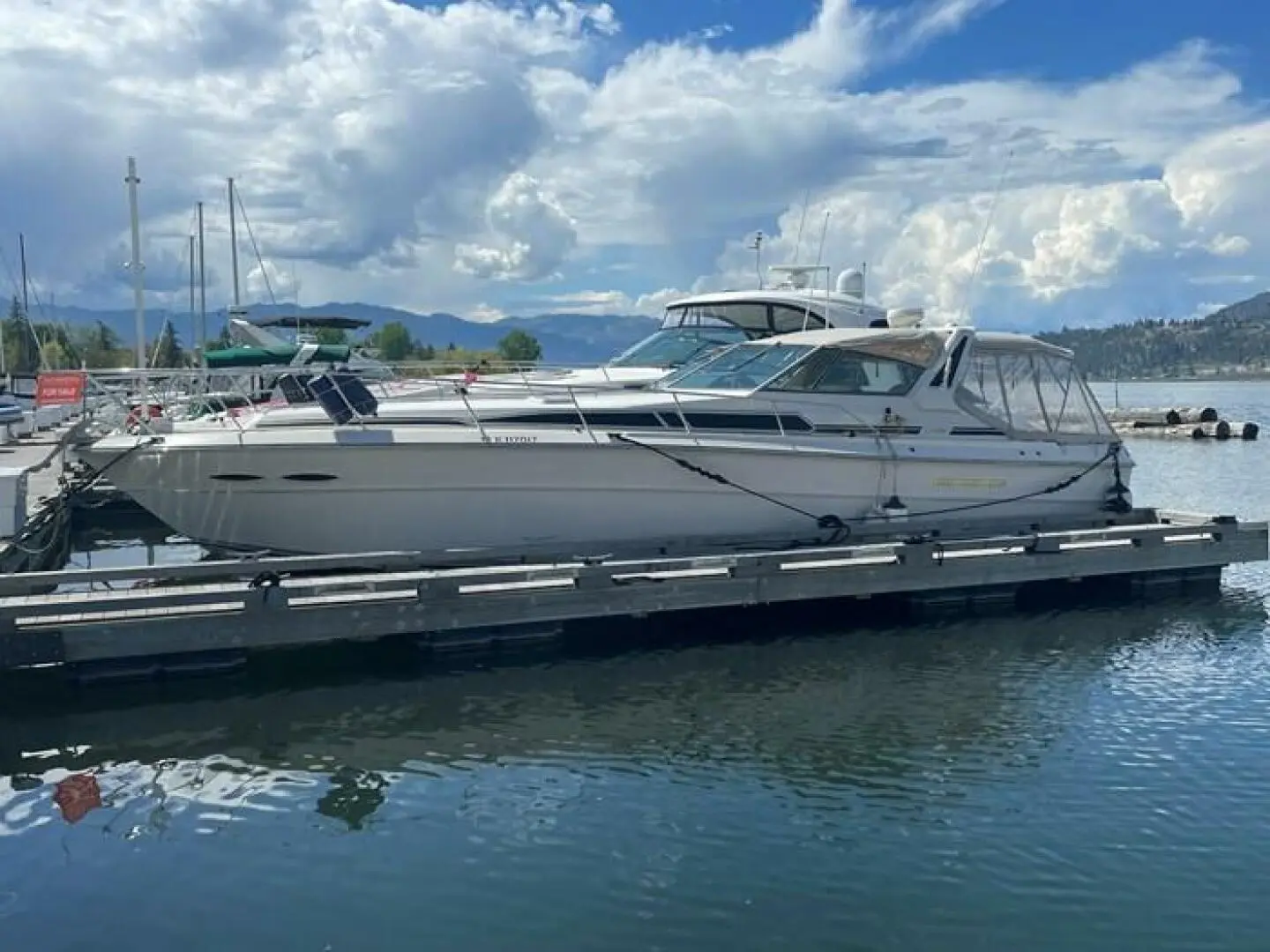 1987 Sea Ray 390 express cruiser