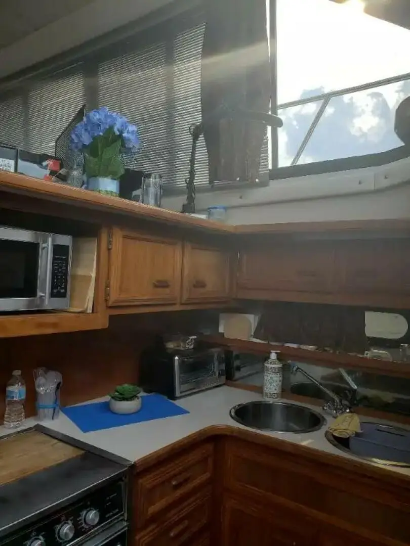 1989 Carver 3807 aft cabin