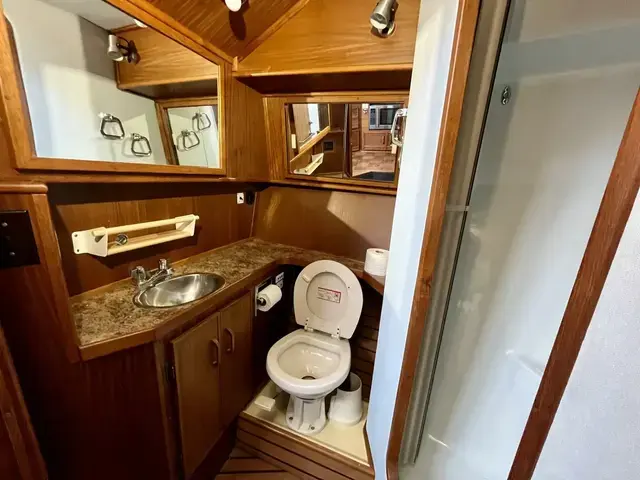 Sea Ray 360 Aft Cabin Motor Yacht