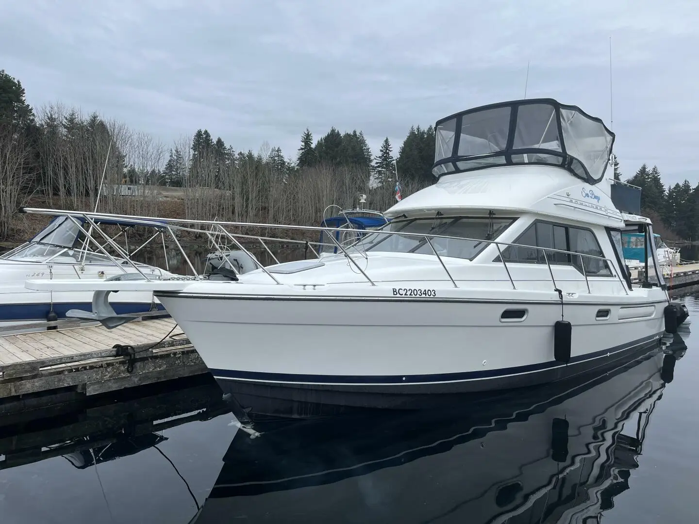 1999 Bayliner 3388 command bridge