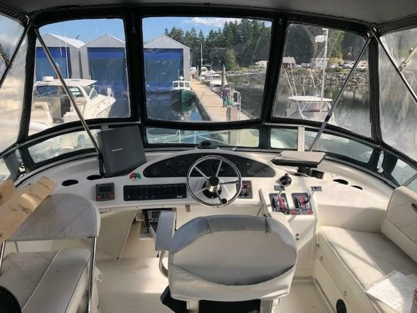 1999 Bayliner 3388 command bridge