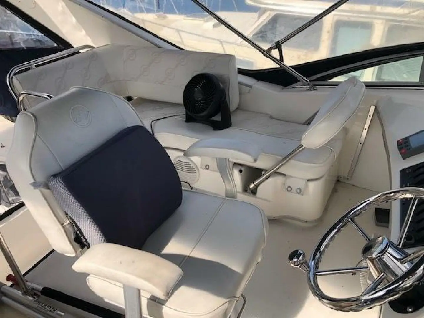 1999 Bayliner 3388 command bridge