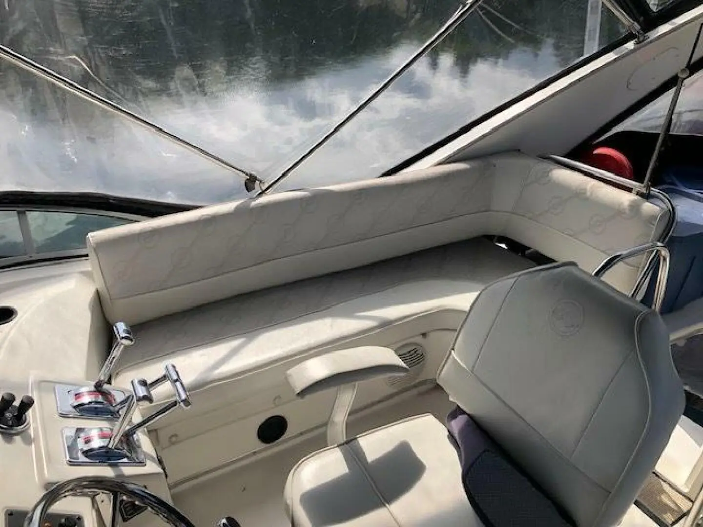 1999 Bayliner 3388 command bridge