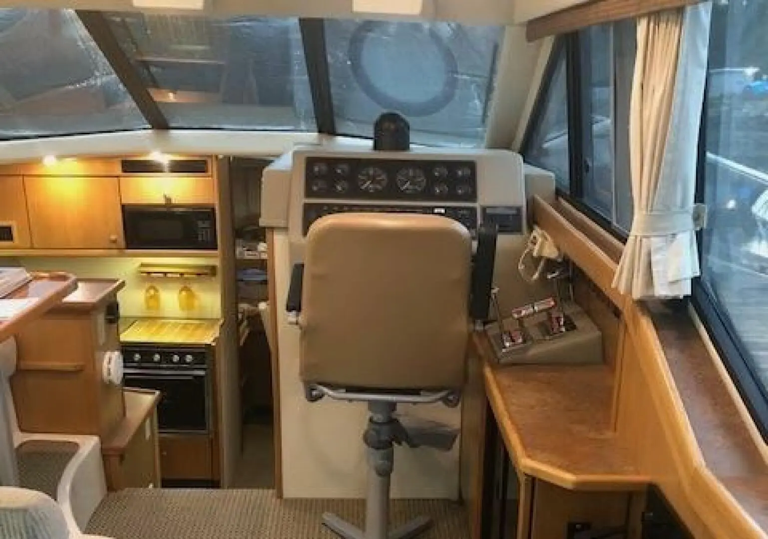 1999 Bayliner 3388 command bridge