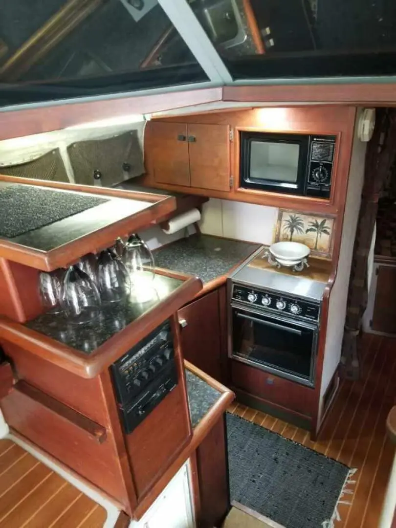 1987 Bayliner 3288 motor yacht