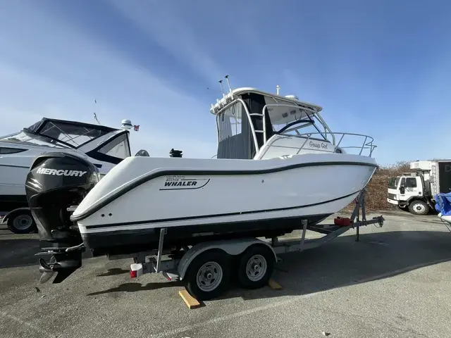 Boston Whaler 255 Conquest