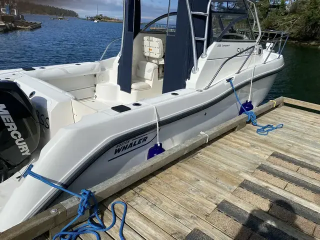 Boston Whaler 255 Conquest