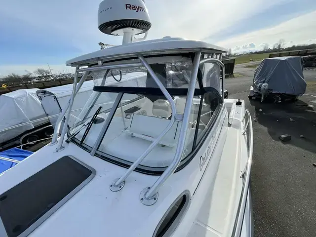 Boston Whaler 255 Conquest