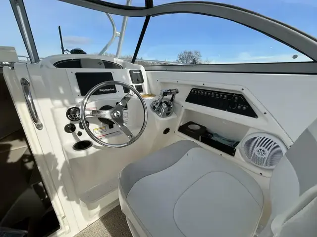 Boston Whaler 255 Conquest