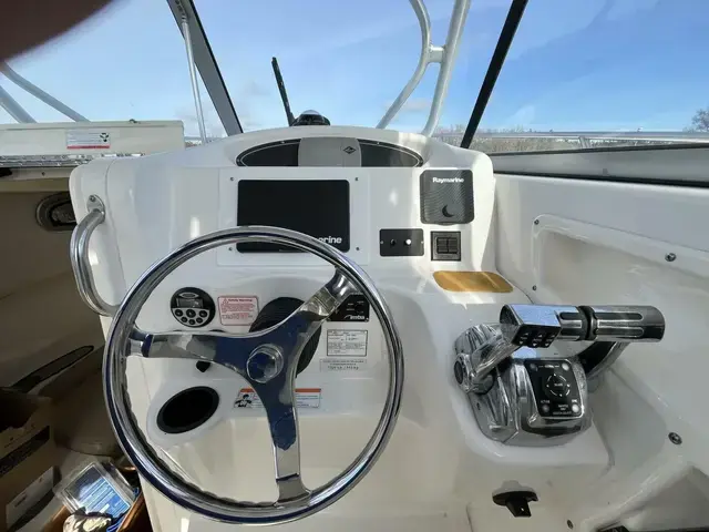 Boston Whaler 255 Conquest