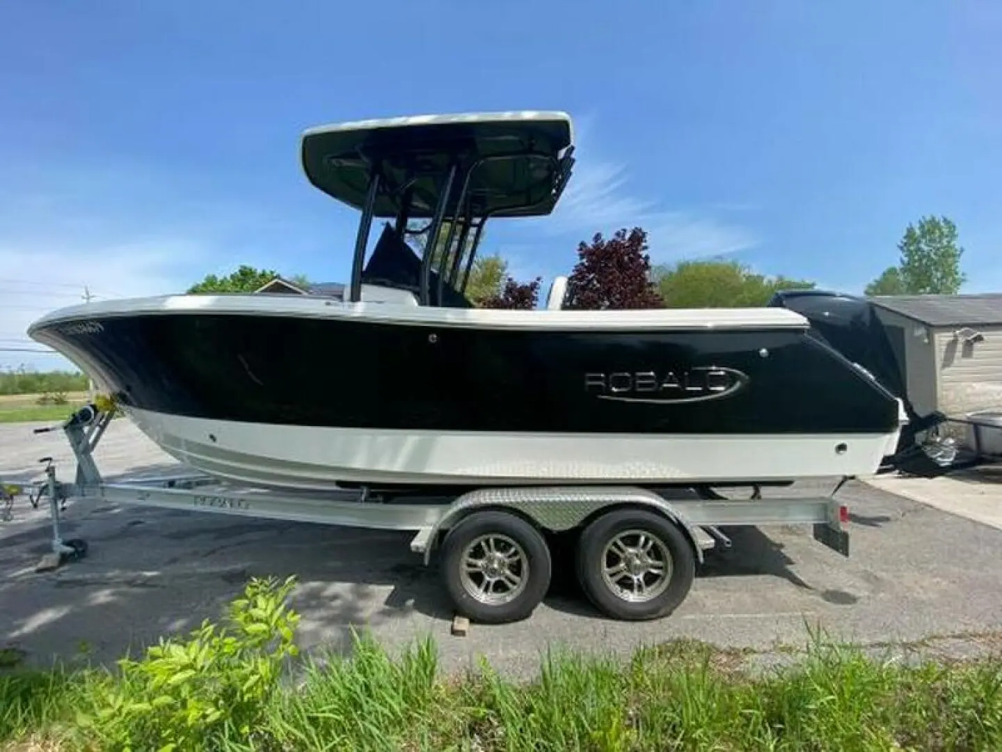 2022 Robalo r230 center console