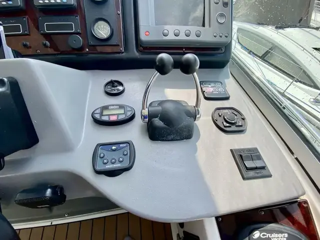 Cruisers Yachts 455 Express