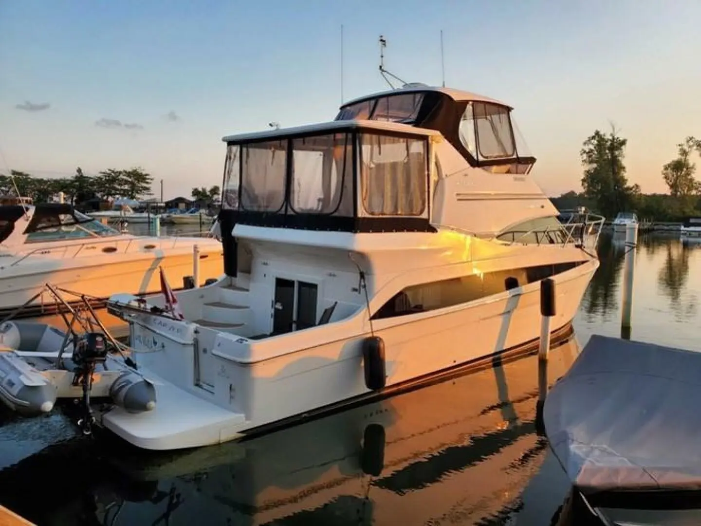 2009 Carver 41 cockpit motor yacht