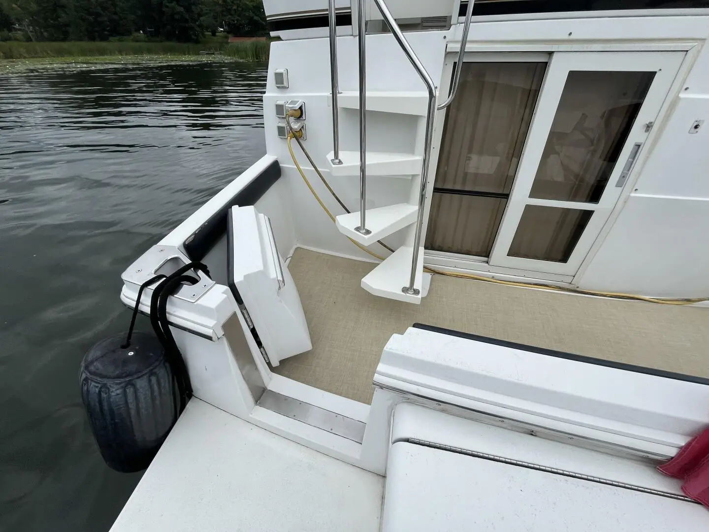 2000 Carver 404 cockpit motor yacht