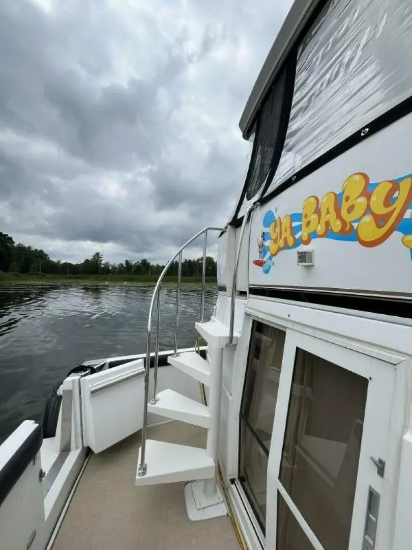 2000 Carver 404 cockpit motor yacht