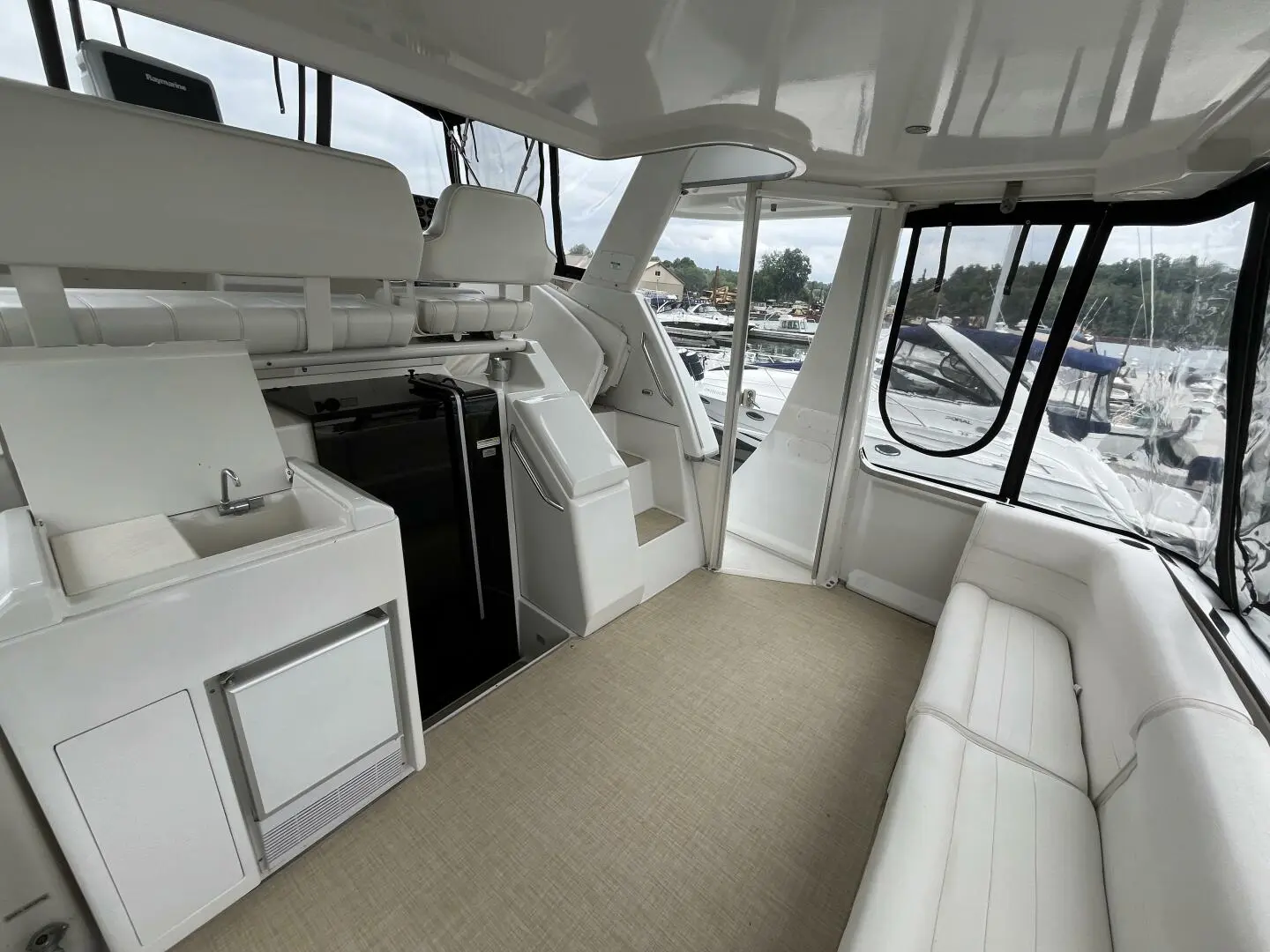 2000 Carver 404 cockpit motor yacht