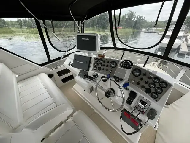 Carver 404 Cockpit Motor Yacht