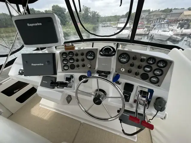 Carver 404 Cockpit Motor Yacht