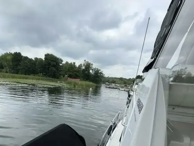 Carver 404 Cockpit Motor Yacht