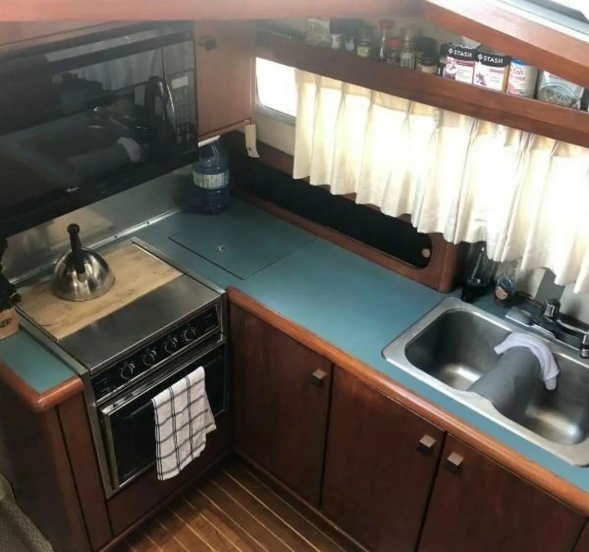 1989 Bayliner 3888