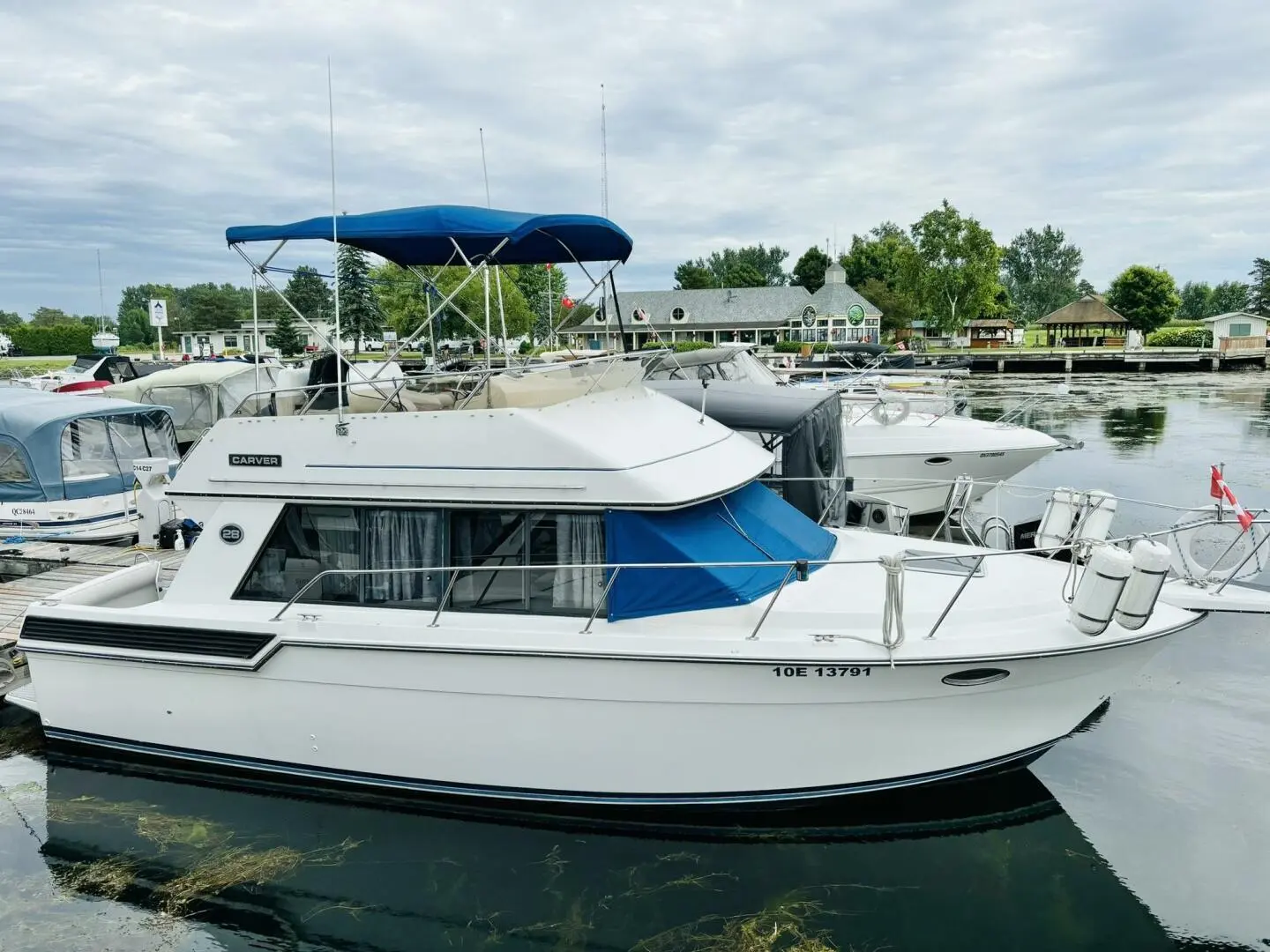 1991 Carver 28 commandbridge