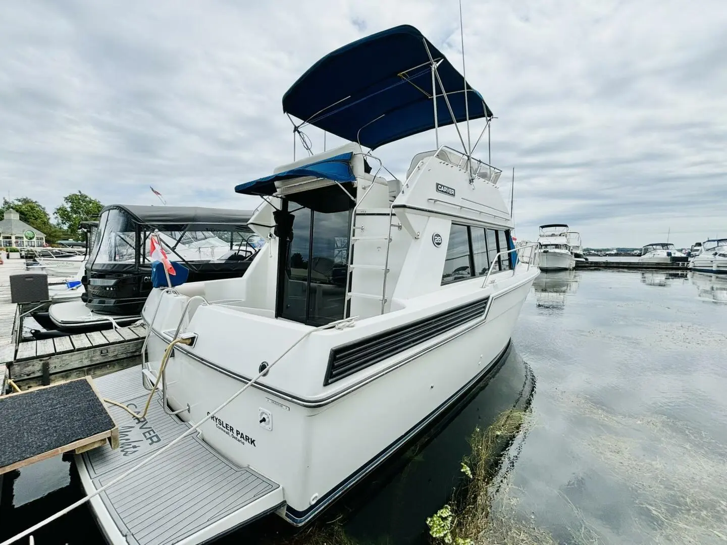 1991 Carver 28 commandbridge