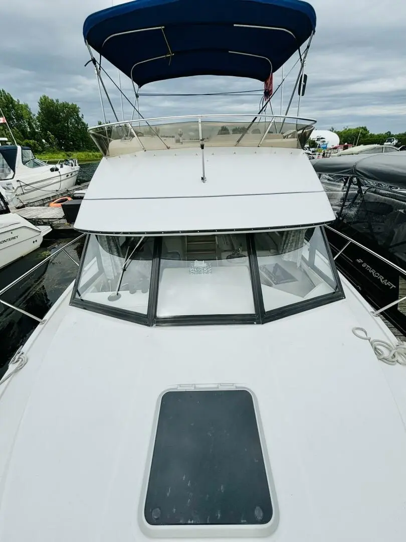 1991 Carver 28 commandbridge