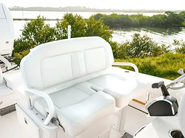 Everglades Boats 253 CC