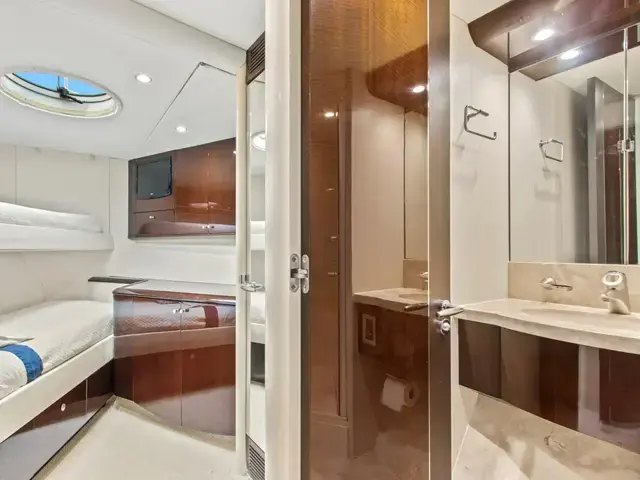 Lazzara Flybridge