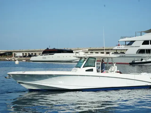 Boston Whaler 370 Outrage