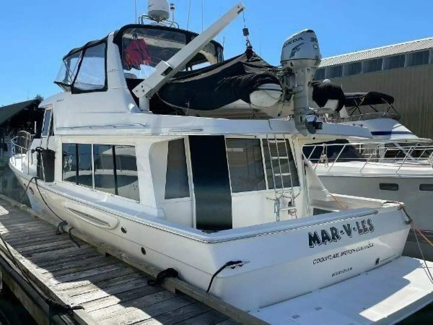 2004 Meridian 490 pilothouse