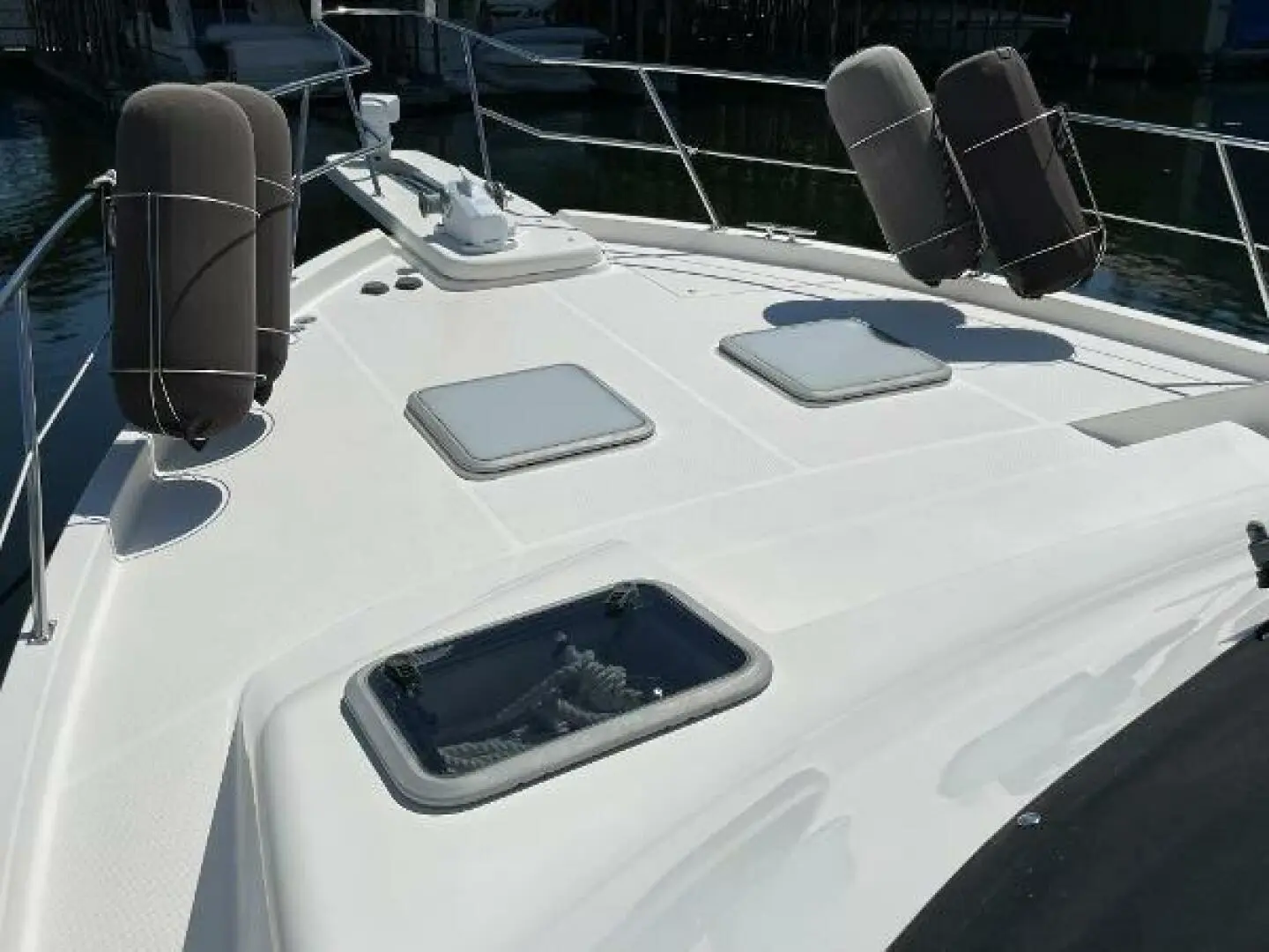 2004 Meridian 490 pilothouse