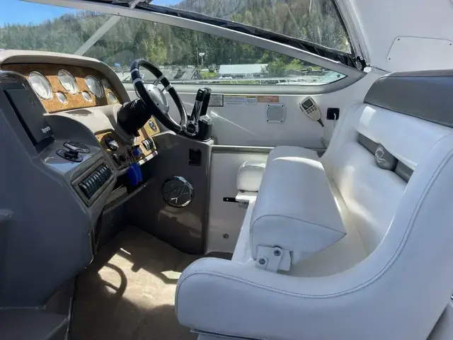 Rinker 350 Express Cruiser