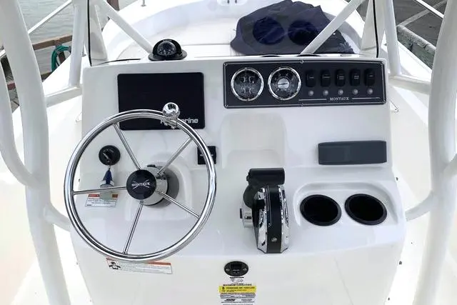 2019 Boston Whaler 190 montauk