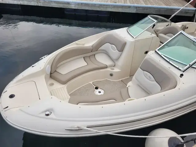 Sea Ray 220 Sundeck