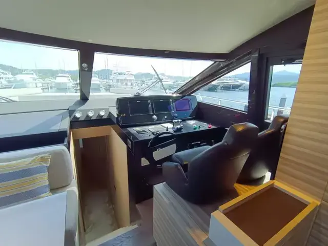 Ferretti Yachts 670