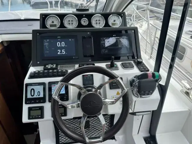 Sealine C 330