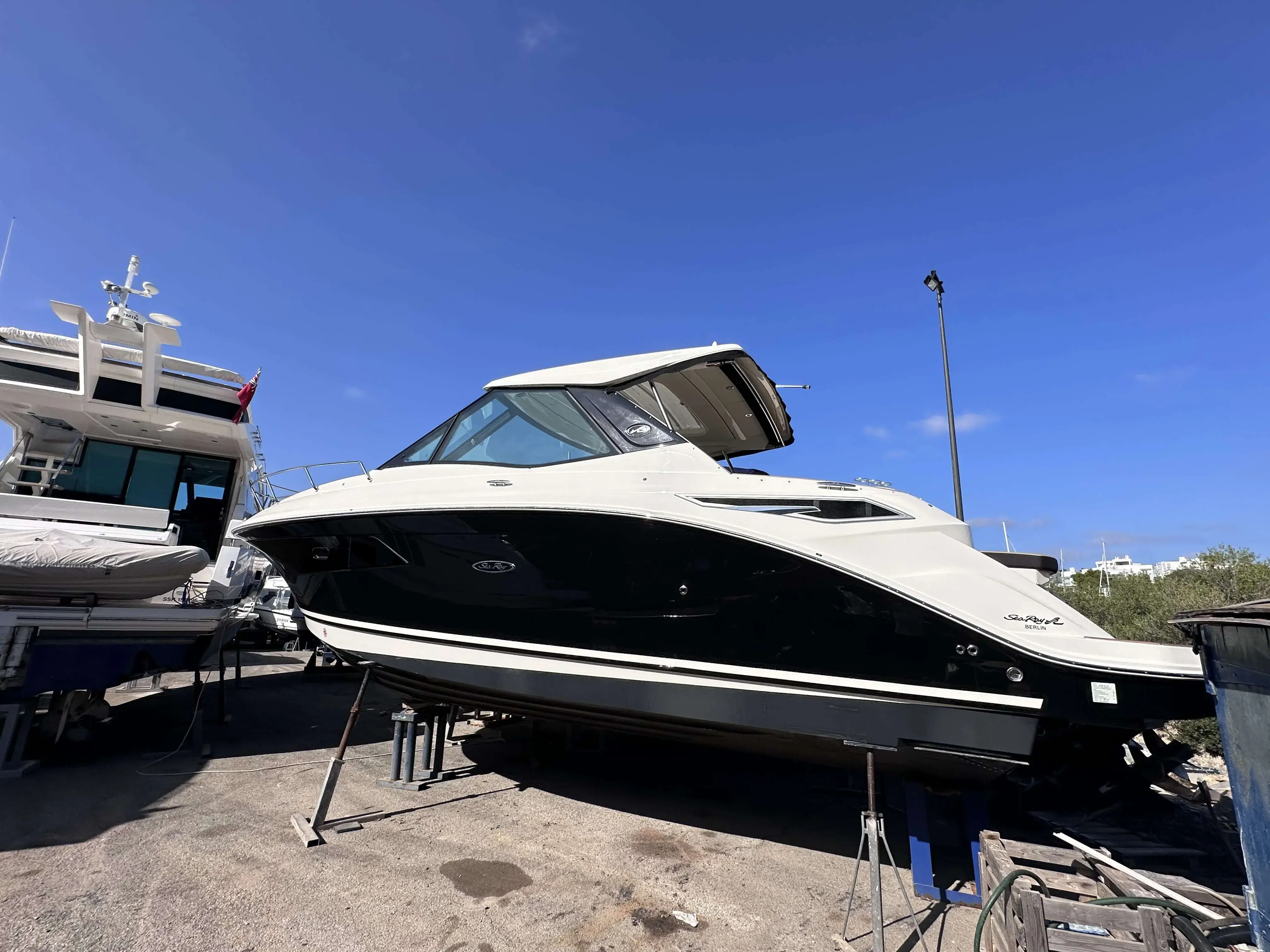 2022 Sea Ray 320 sundancer