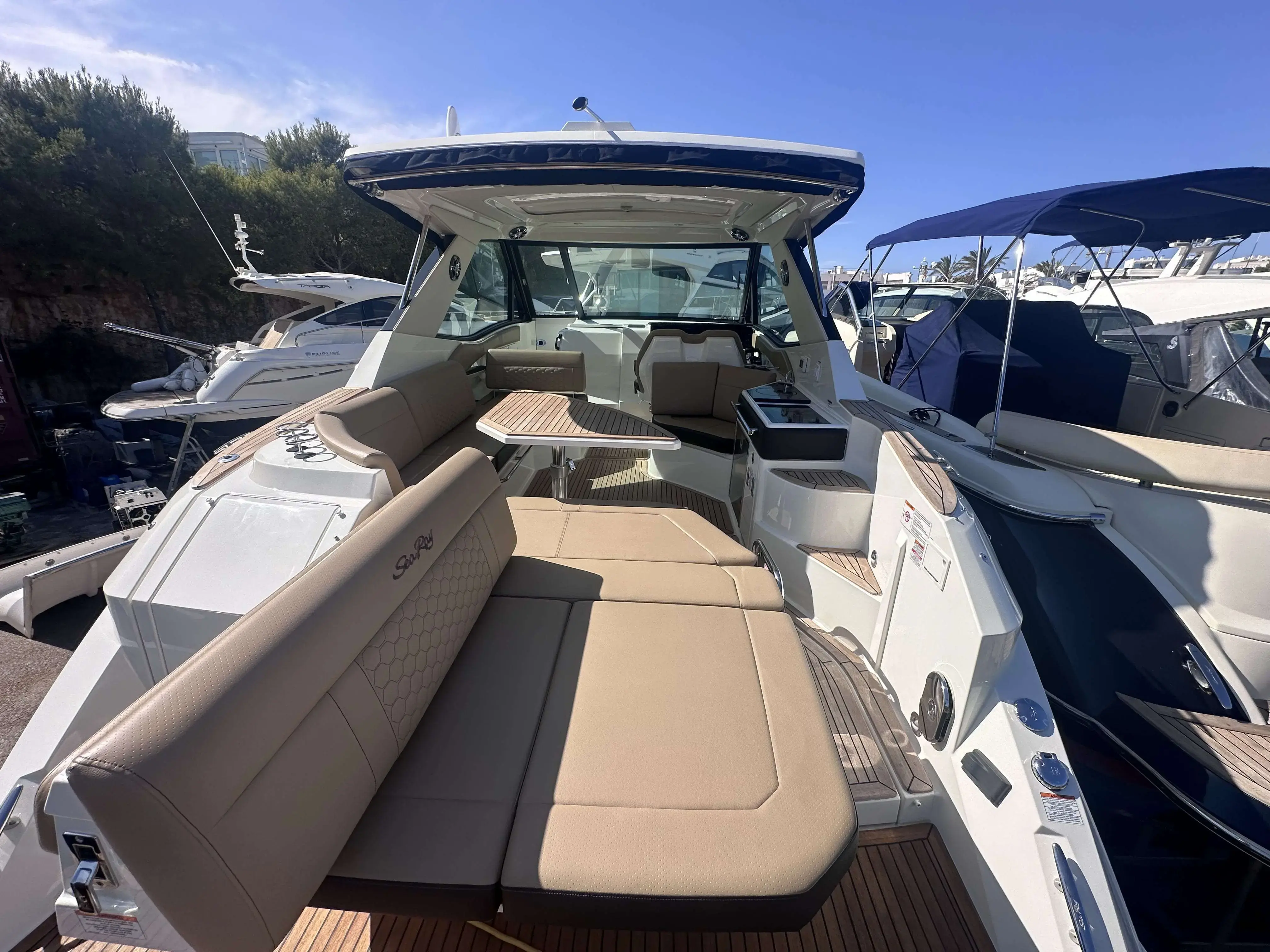 2022 Sea Ray 320 sundancer