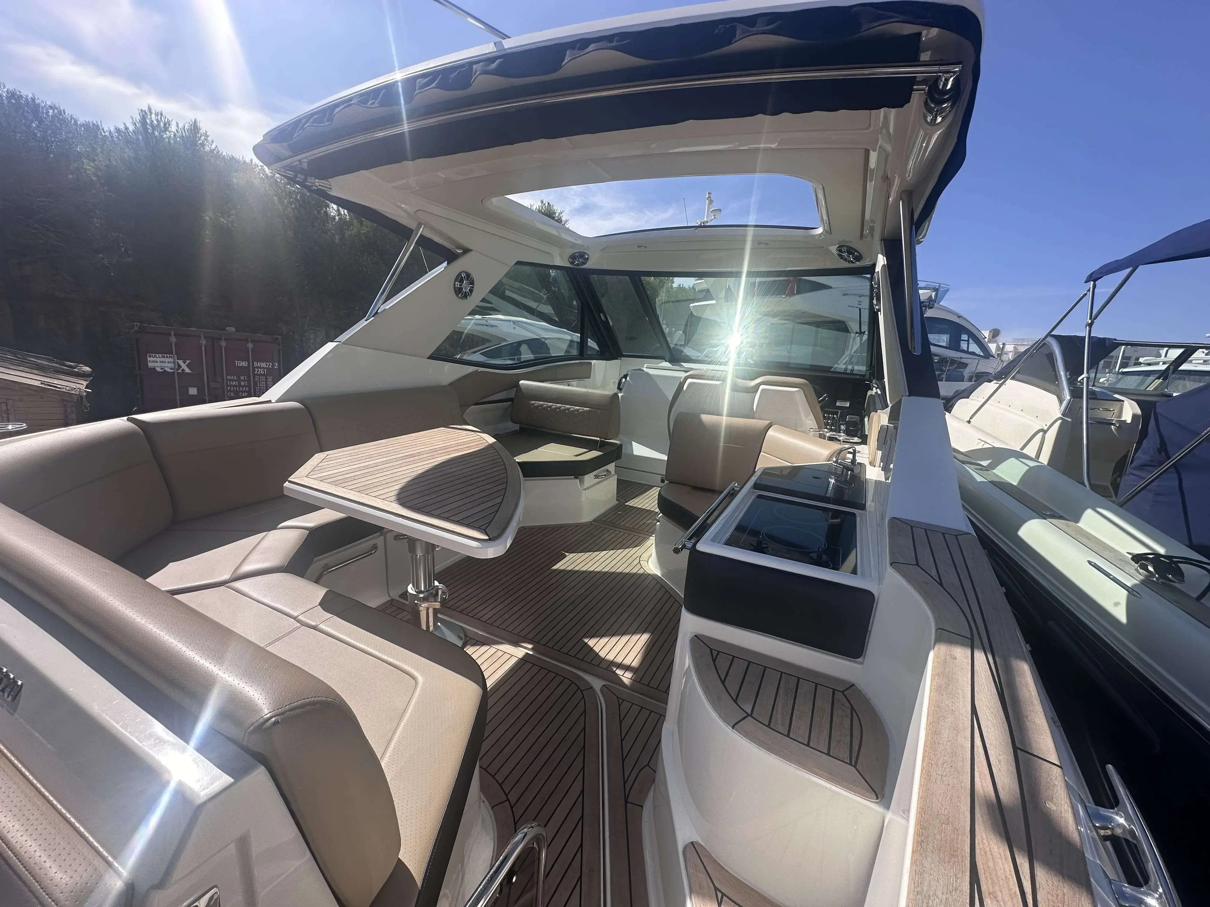 2022 Sea Ray 320 sundancer