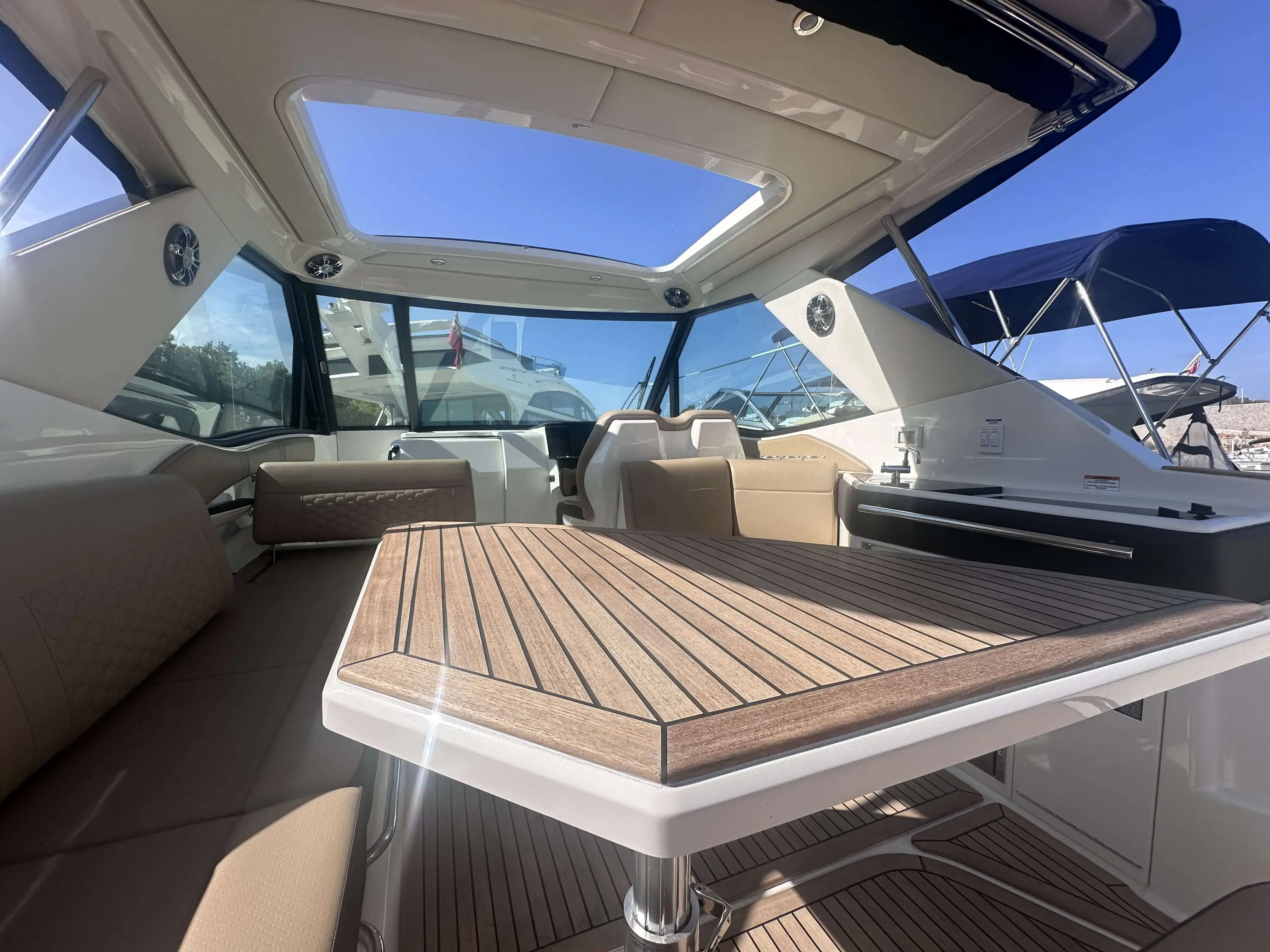 2022 Sea Ray 320 sundancer