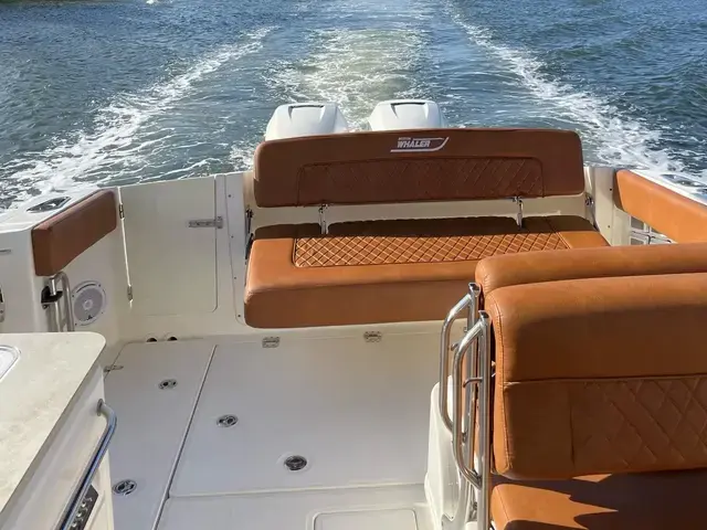 Boston Whaler 32