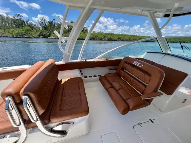 Boston Whaler 32