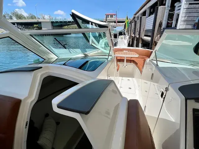 Boston Whaler 32