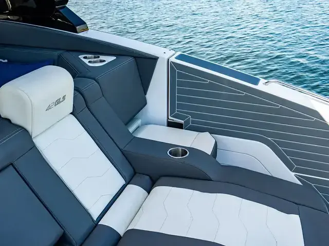 Cruisers Yachts 42'