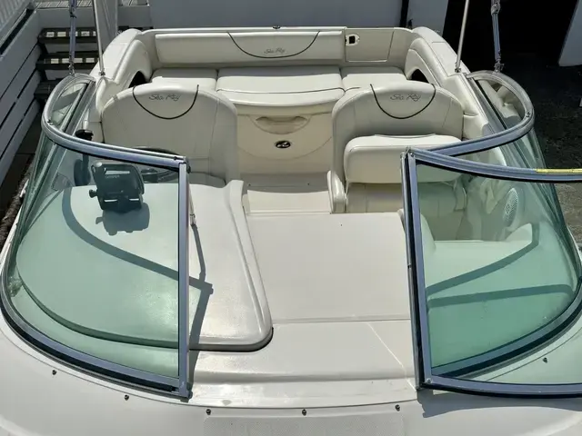 Sea Ray 215 Weekender